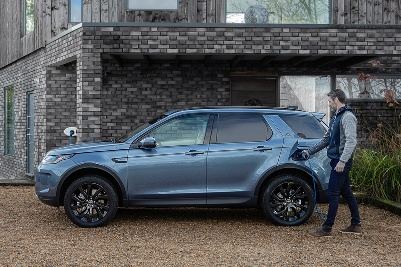 「レンジローバー イヴォーク」「ディスカバリー スポーツ」にPHEVモデル「P300e」を設定