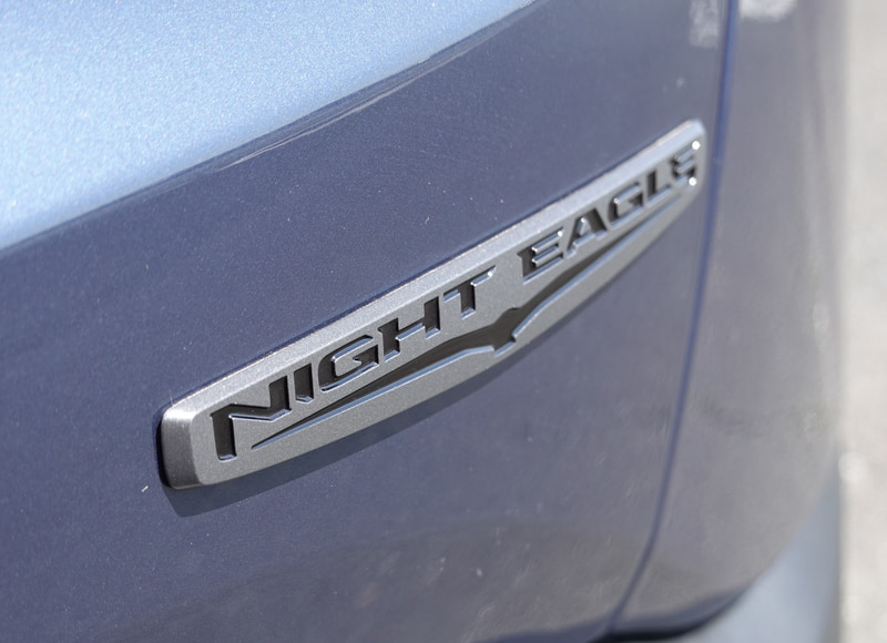 ブラックフロントグリルや18インチのブラックアルミホイールを採用