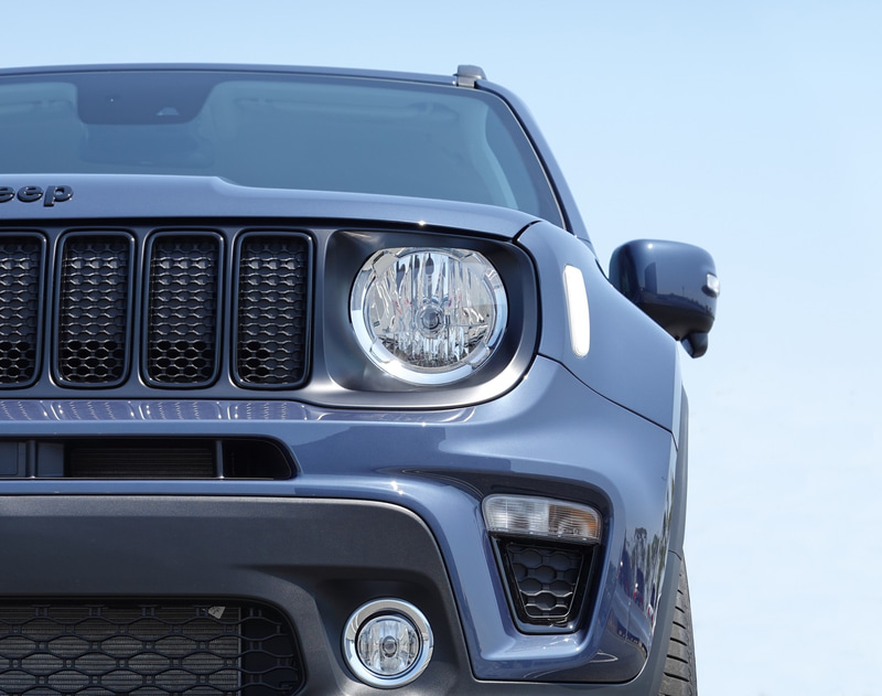 ブラックフロントグリルや18インチのブラックアルミホイールを採用