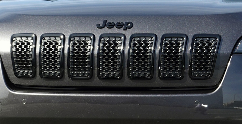 フォグランプベゼルやウインドウモールディング、ルーフレールをブラックで仕上げたチェロキー・ナイトイーグル