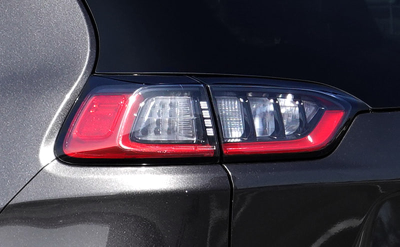 フォグランプベゼルやウインドウモールディング、ルーフレールをブラックで仕上げたチェロキー・ナイトイーグル