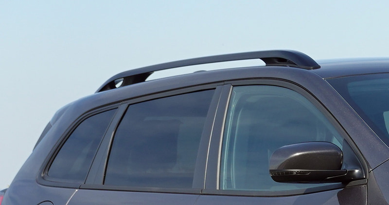 フォグランプベゼルやウインドウモールディング、ルーフレールをブラックで仕上げたチェロキー・ナイトイーグル