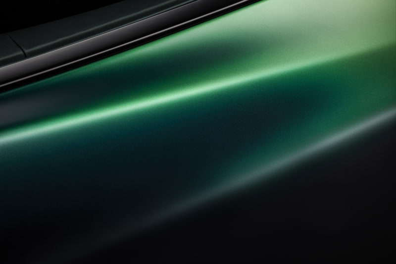 明暗がシームレスに融合したグリーンの3トーンボディカラーが特徴