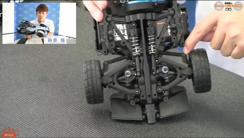 リアサスペンション。こちらもインボードサスダンパー。トーイン角調整用アームが分かる