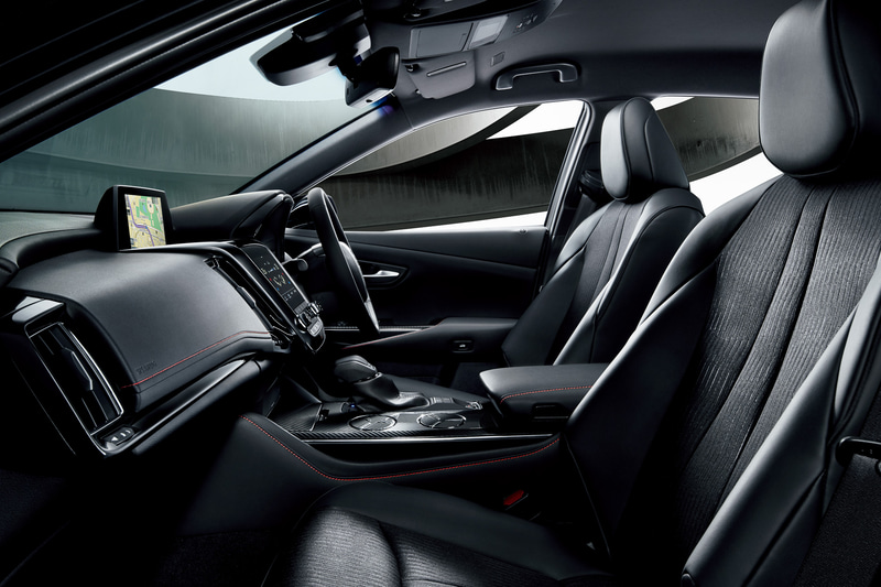 ファブリックと合成皮革を組み合わせスポーツテイストを高めたシート（前席シートヒーター付）