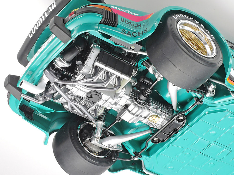 シャーシ裏面。コイルスプリング・ダンパーユニットを追加したサスペンションやエンジン後部のターボユニットなどを再現