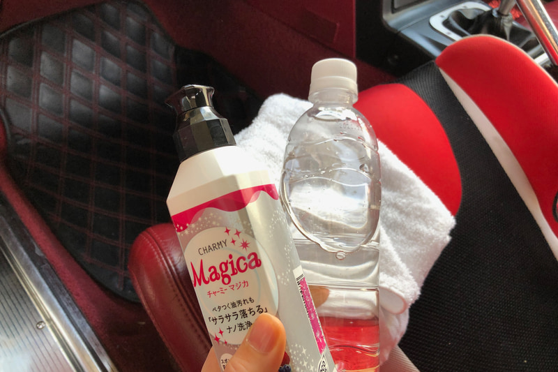 シートなどインテリアの除菌には、台所用洗剤に含まれる界面活性剤が効果アリ。冷たい水ではなく、ぬるま湯に溶かすのが重要だそうです。濃度0.5％以上にして、雑巾に含ませて2度拭きを。娘のジュニアシートもしっかり拭きあげました