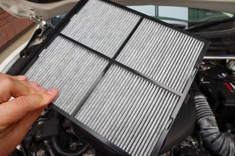 裏側。活性炭なのか灰色っぽい