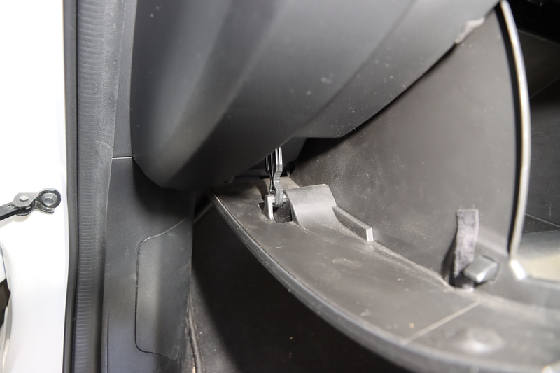 グローブボックスを開けると見えるのがダンパーのフック