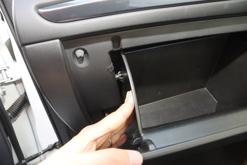 グローブボックス側面を内側にへこませることでストッパーが外せます。ストッパーは左右両方にあるので注意