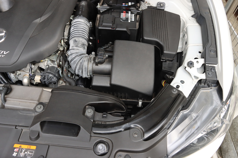 この四角い箱がエアクリーナーボックスです