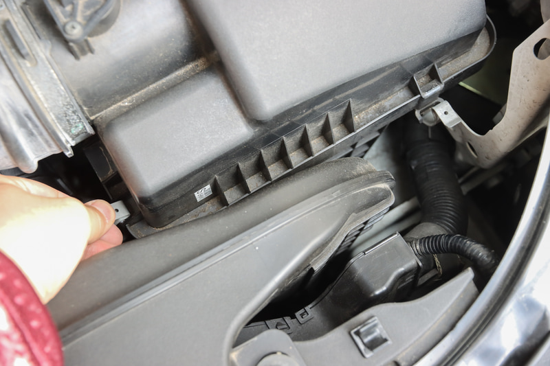 指で簡単に外れます