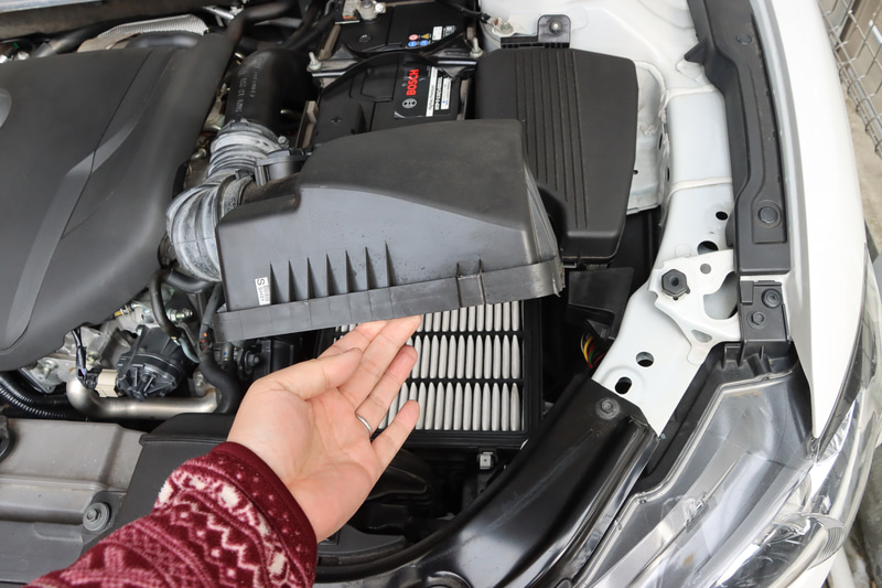 エアクリーナーボックスを開けます