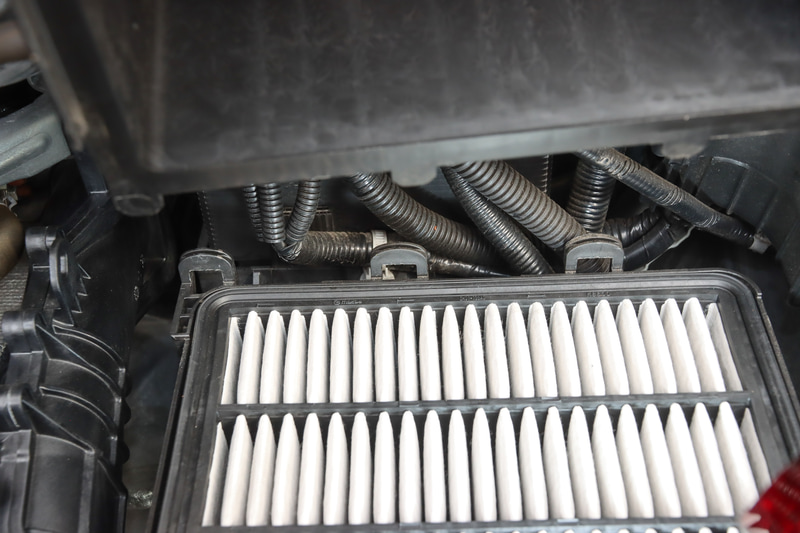 フィルターを交換したらボックスを閉めますが、奥に3か所ツメがあるので注意