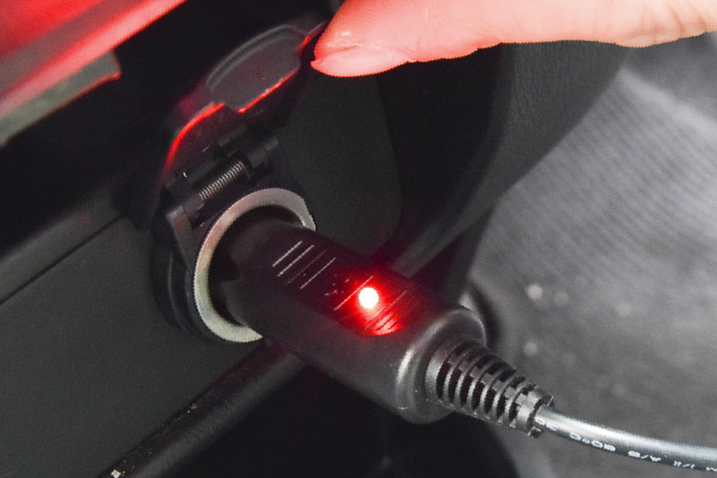 ファンを動かす電力はアクセサリーソケットから給電