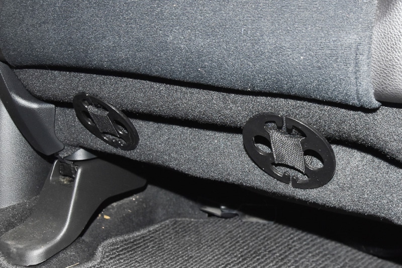 ベルトとフックなどを使って3ステップで固定完了