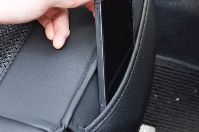 スマートフォンなどを収納できるフロントポケットを設定