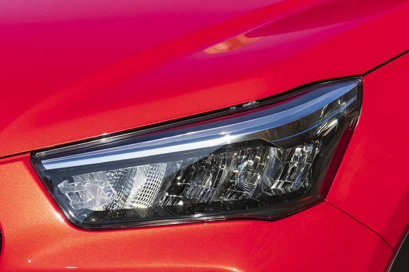 クルマが大きく見えるように、ヘッドライトからリアコンビランプに流れる面のピークをできるだけ長く見せている