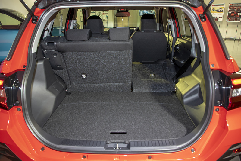 リアシートは6：4分割で倒すことができ使い勝手がよい