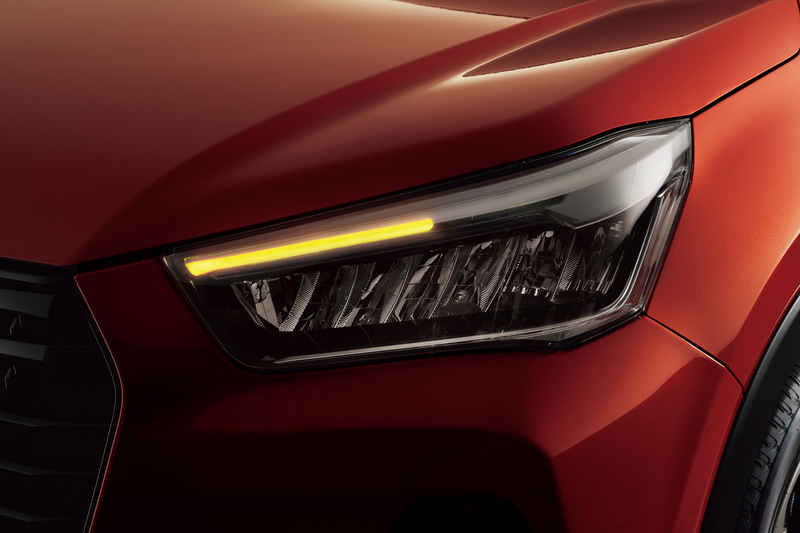 フロントウィンカーは流れるシーケンシャルを採用し、かっこよさを演出