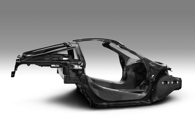 カーボンファイバー製アイテムを数多く採用するほか、同等のスチール製システムに対して40％もの軽量化を実現するチタン製のエグゾーストシステムを搭載