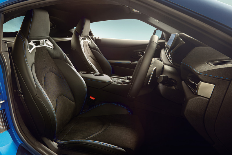 アルカンターラとブラックの本革を組みあわせたシート表皮を採用