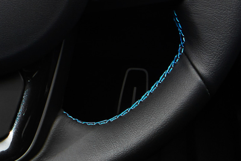 ステアリングなどにブルーステッチを設定