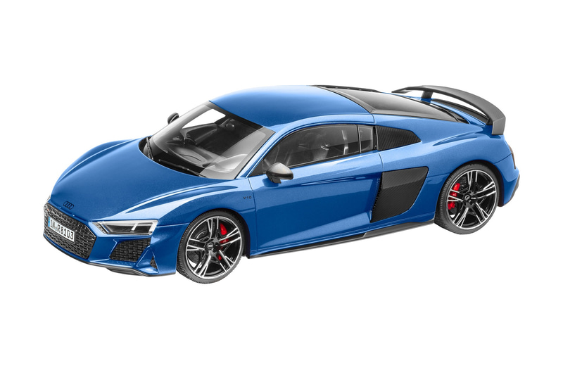 準優勝：グロスカーボンのリアウイングがスポーティさを強調する最新型Audi R8のミニカー