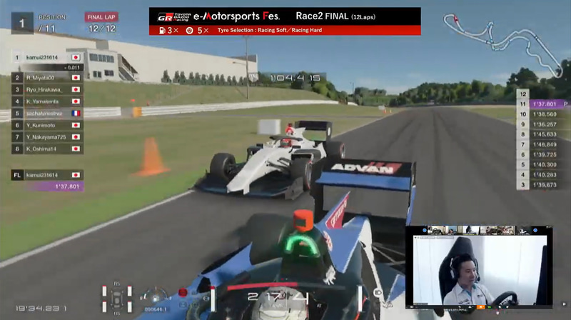 スプーンの手前でトップに立つ可夢偉選手