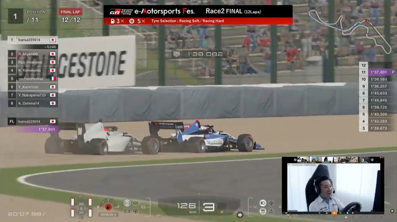 最終コーナーで両車飛び出す。可夢偉選手の表情にも注目