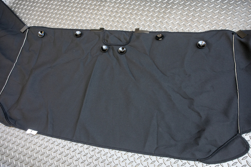 ホンダアクセス製のプライバシーシェードはセットで3万1900円。これは「フロントプライバシーシェード」。長さがあるので分割して撮影し、ここはフロントウィンドウ部