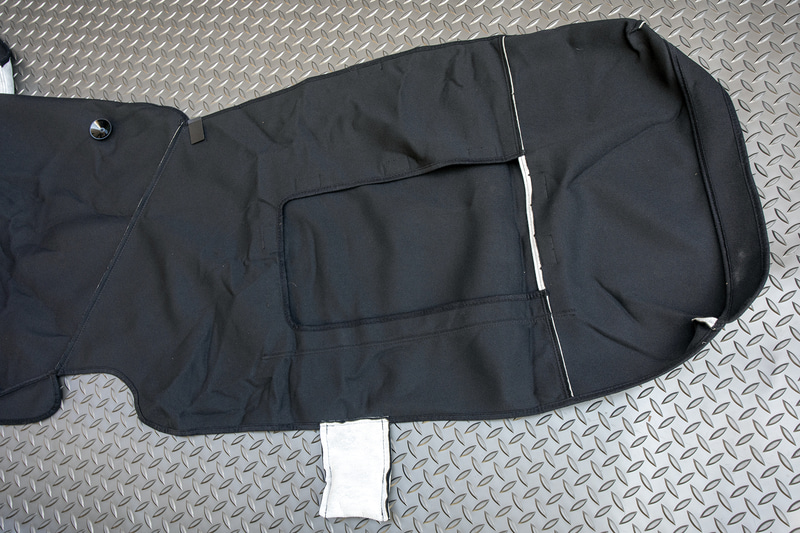 運転席ウィンドウ部分。助手席側も同じ造りだ