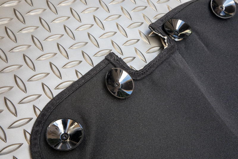 セカンドプライバシーシェードは窓開閉用レバー部に当たるところをユーザーがカットするようになっている