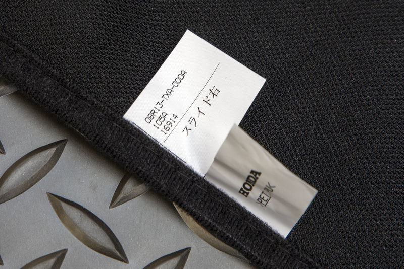 取り付け場所を間違えないよう、すべてのシェードに位置が印されている