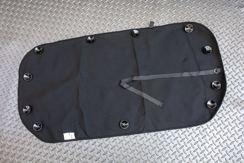 リアウィンドウ用の「リアプライバシーシェード」