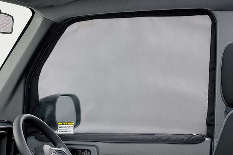 純正アクセサリーの「ウィンドウメッシュ」。左右セットで価格は1万3200円