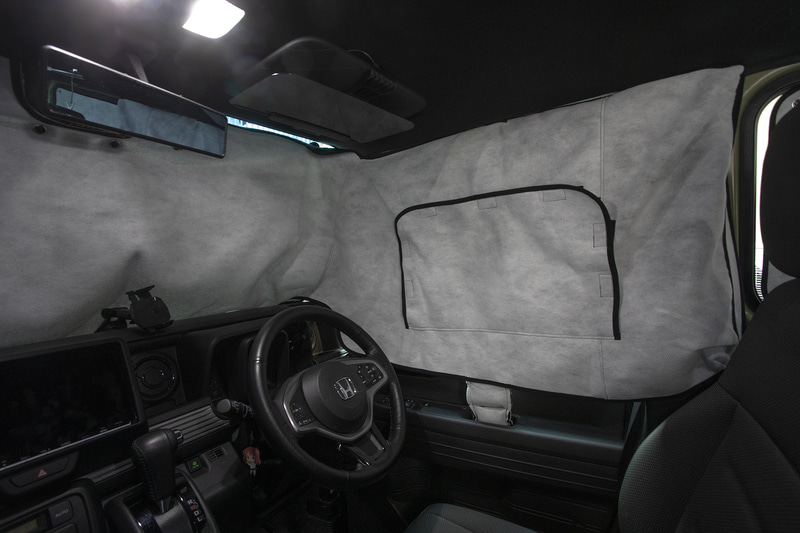 フロントウィンドウ部分と運転席＆助手席ウィンドウは一体式。フロントドアウィンドウは内張りに面ファスナーを使って貼り付ける