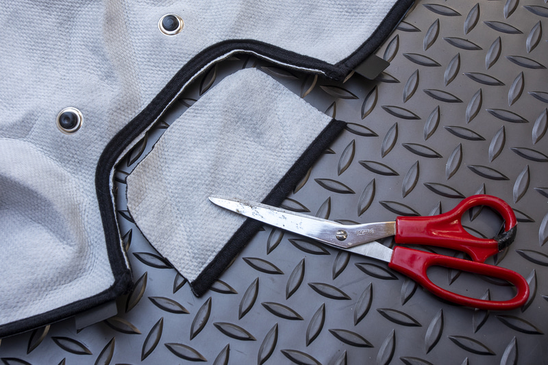 サイドウィンドウでもノブに当たる部分をカットして使うよう説明書に明記されていた