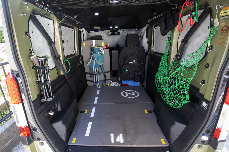 フロントプライバシーシェードも付けた状態。カメラでの撮影なので明るく見えるが、実際の車内はかなり暗くなった