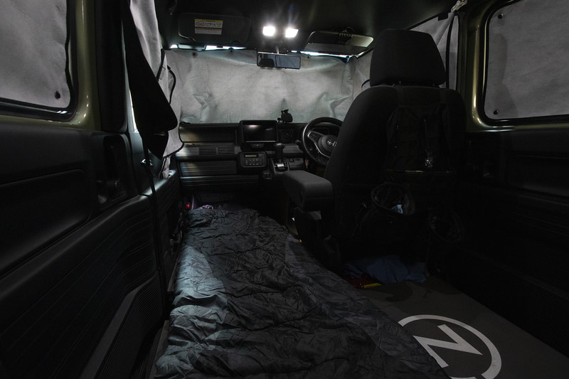 車内を暗く撮って光の漏れ具合を分かりやすくしてみた