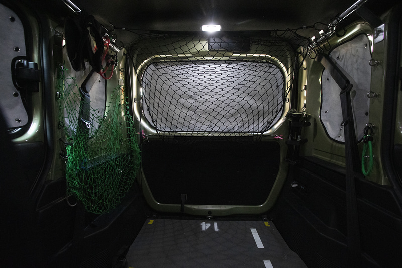 車内を暗く撮って光の漏れ具合を分かりやすくしてみた