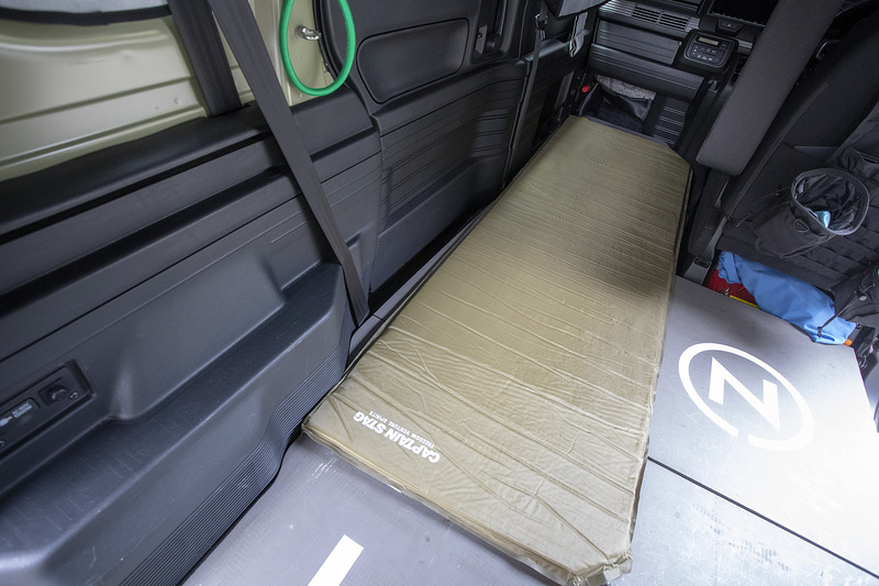 N-VANの助手席を倒して寝る場合は下に敷くものがほしいが、見てのとおりシングルサイズのマットは横幅がぴったり。後方側はリアタイヤハウスに少し当たる感じになるが、寝るのにはまったく問題ない。なお、マットを敷いた状態で前後方向の余裕は十分にある