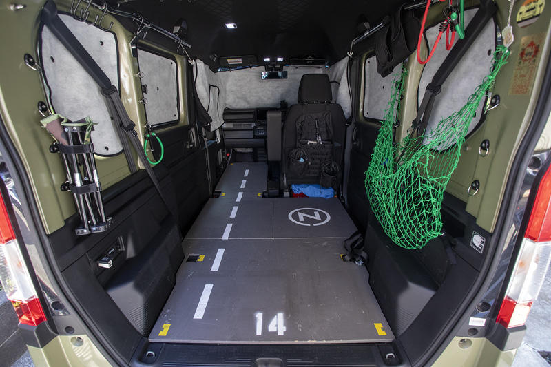 筆者は純正アクセサリーのプライバシーシェードを選んだが、アウトドア指向のN-VANだけに他にもシェードが発売されている。また、遮光性のあるカーテンやキャンプ用の銀マットなどを使って自作することもできるだろう