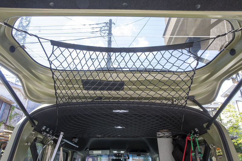 テールゲートを開いてネットを張った状態