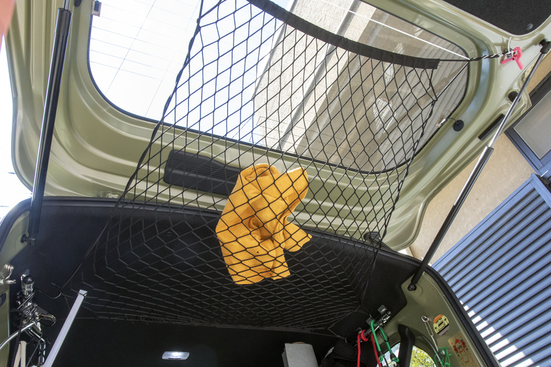 このようにタオルを置いたままテールゲートを閉めると