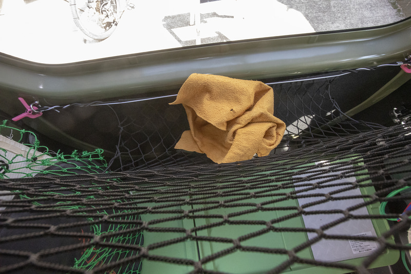 ネットの長さとゲート側の固定位置の関係でネットが袋状になる。これ1つで空間に棚と袋の両方が作れたということ