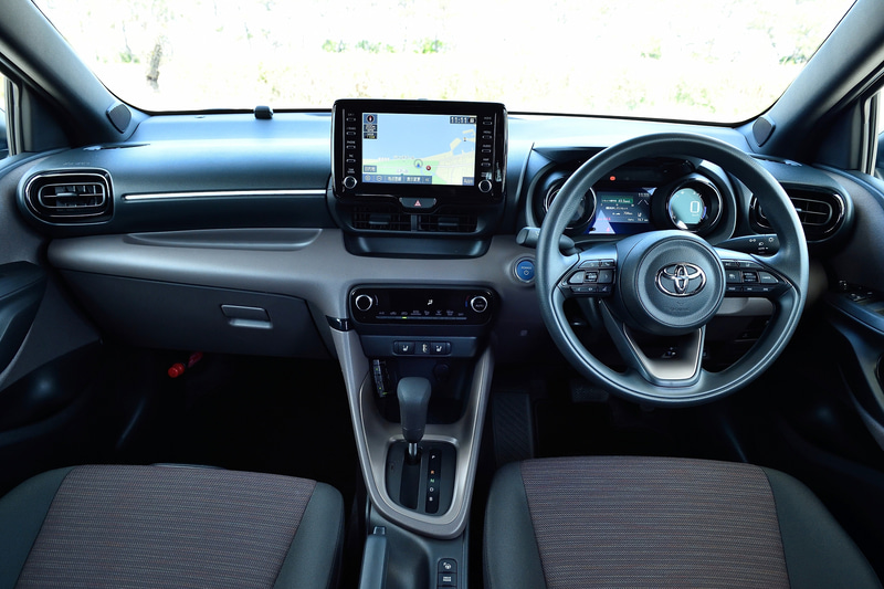 インテリアは「スポルテック・コクーン」をキーワードに掲げ、「楽しく操る機能部品」と「心地よい素材感に包まれた空間」を対比させるデザインを採用。メーターは2眼式メーターをデジタル化した「フードレス双眼TFTメーター」を初採用している