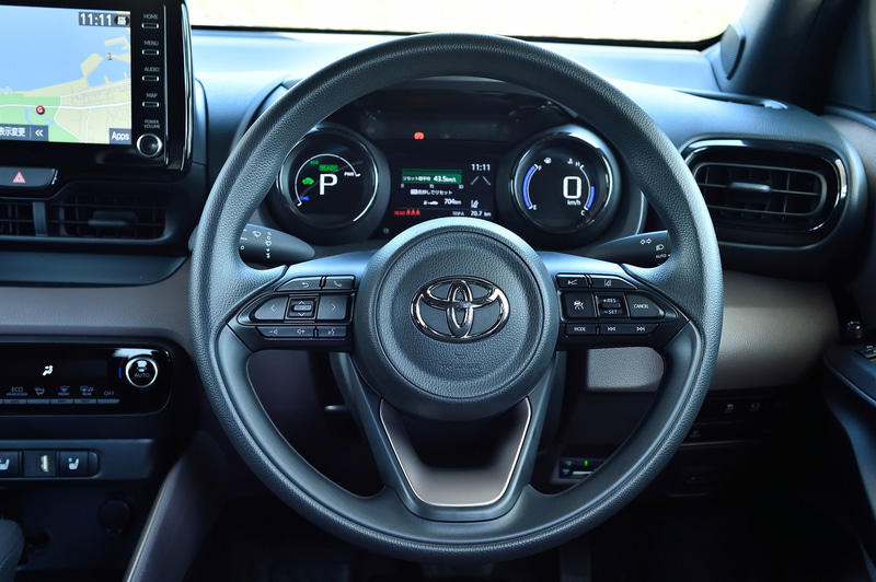 インテリアは「スポルテック・コクーン」をキーワードに掲げ、「楽しく操る機能部品」と「心地よい素材感に包まれた空間」を対比させるデザインを採用。メーターは2眼式メーターをデジタル化した「フードレス双眼TFTメーター」を初採用している