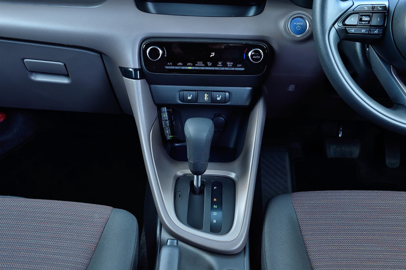 インテリアは「スポルテック・コクーン」をキーワードに掲げ、「楽しく操る機能部品」と「心地よい素材感に包まれた空間」を対比させるデザインを採用。メーターは2眼式メーターをデジタル化した「フードレス双眼TFTメーター」を初採用している