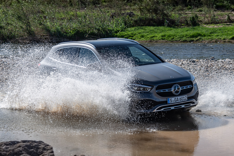 4MATIC車では全車「オフロードエンジニアリングパッケージ」を標準装備。エンジン出力やABSの介入コントロールによってオフロード走行を最適化する追加モードを用意するほか、下り坂で2km/h～18km/hのプリセット速度を維持する「ダウンヒルスピードレギュレーション」も使用可能